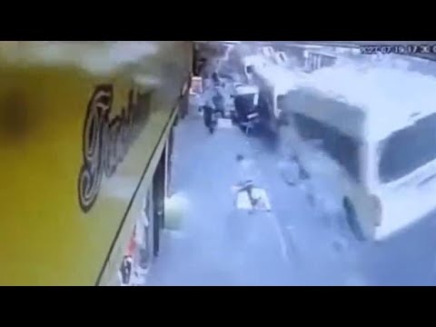 Johannesburg , esplosione squarcia la strada e fa volare in aria i veicoli parcheggiati: lo…