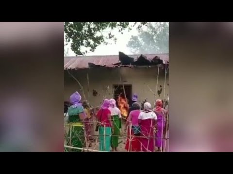 India, un gruppo di donne ha appiccato il fuoco alla casa di un sospettato di violenza sessuale…