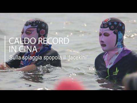 Caldo record in Cina, sulla spiaggia spopola il «facekini»