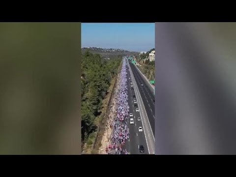 Decine di migliaia di israeliani marciano verso la Knesset contro la riforma della giustizia
