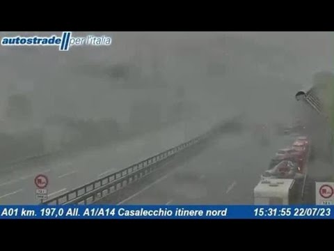 Casalecchio, lungo l’A1 i mezzi si fermano a causa della forte grandinata