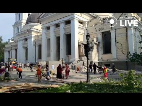 I cittadini di Odessa ripuliscono dai detriti la cattedrale distrutta dalle bombe