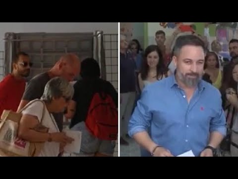La Spagna al voto per le elezioni generali: il momento del voto del leader di Vox Santiago…