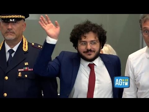 Milano, l’arrivo di Patrick Zaki a Malpensa: «Contento di essere qui, grazie a tutti»