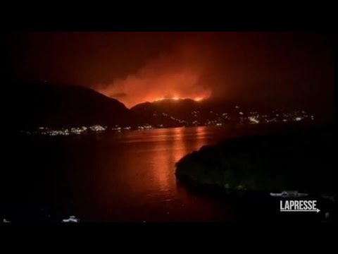 Grecia, incendio anche nell’isola di Corfù: 17 villaggi evacuati