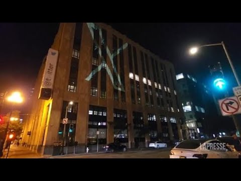 Twitter, la ‘X’ del nuovo logo proiettata sulla sede di San Francisco