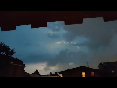 Maltempo: il buio all’improvviso e la scarica di fulmini impressionante, il cielo alle porte di…