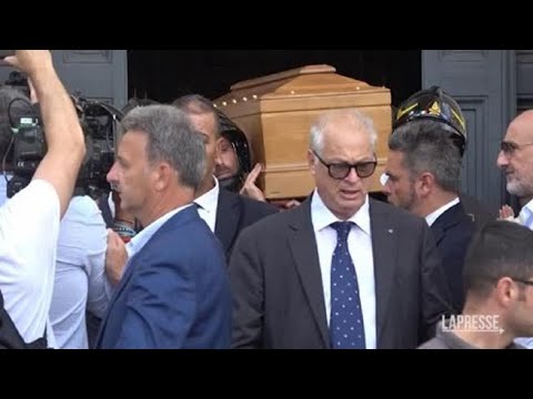 Un lungo applauso saluta il feretro di Andrea Purgatori all’uscita dalla chiesa degli Artisti