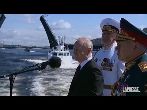 Putin alla parata della Marina a San Pietroburgo: «Entro l’anno 30 nuove navi da guerra»