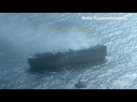 Nave va a fuoco al largo delle coste olandesi: l’intervento dei soccorsi