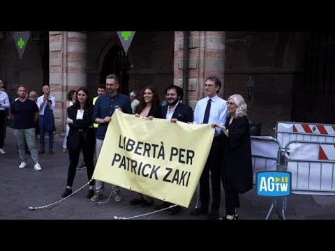 Zaki rimuove lo striscione che chiedeva la sua liberazione sulla facciata di Palazzo d’Accursio…