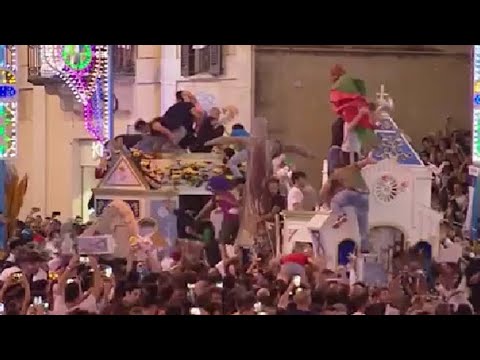 Festa della Bruna a Matera: dieci feriti durante lo «strazzo» del carro trionfale