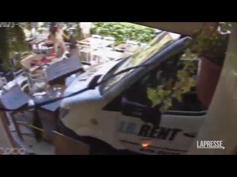 Cagliari, furgone travolge tavolini e persone: il momento dell’impatto