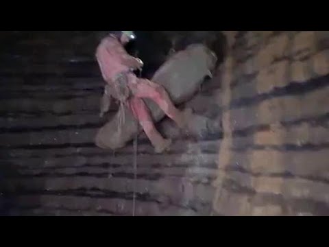 Le spettacolari immagini del salvataggio della speleologa bloccata nella grotta