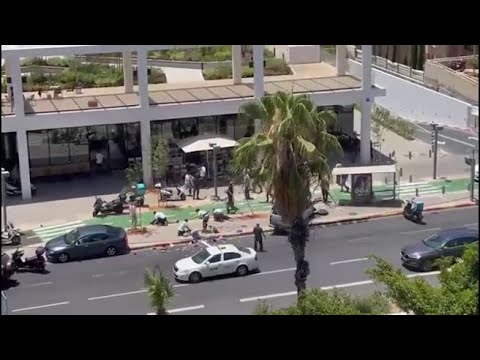Un’auto travolge la folla e ferisce 7 persone a Tel Aviv