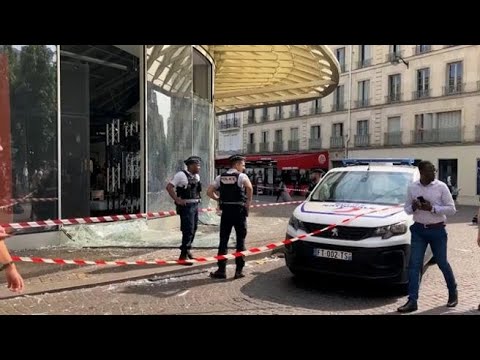 Proteste in Francia, saccheggiato negozio di un noto marchio sportivo in centro a Parigi