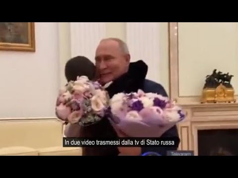 «Operazione popolarità» per Putin: incontra bambina di 8 anni al Cremlino, abbracci e fiori per…