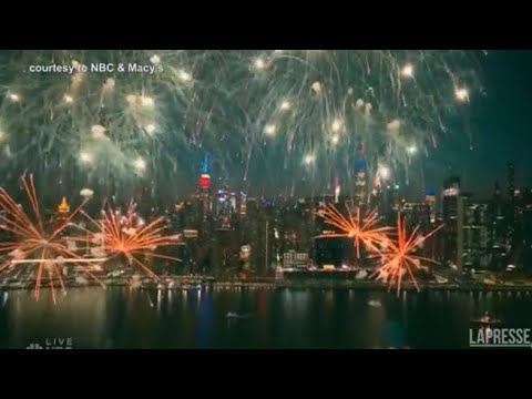 60mila fuochi d’artificio illuminano New York per la Festa dell’indipendenza