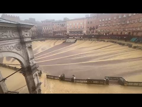 Siena, la pioggia porta via parte dell’anello di tufo in piazza del Campo