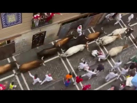 Al via la Festa di San Firmino, una marea umana in fuga dai tori tra le strade di Pamplona