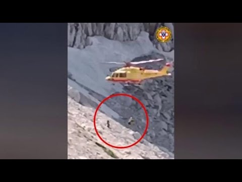 Un alpinista è morto durante una scalata sul Gran Sasso, le immagini del difficile recupero del…