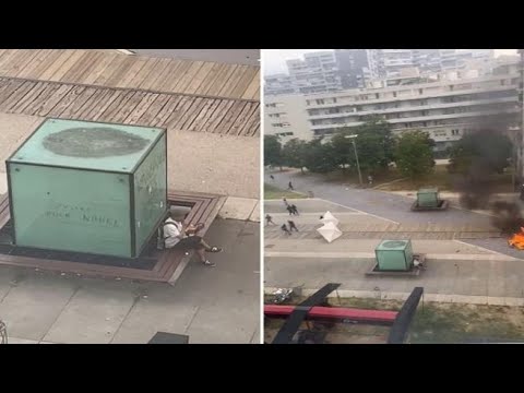 Nanterre, uomo mangia un panino nel mezzo delle proteste