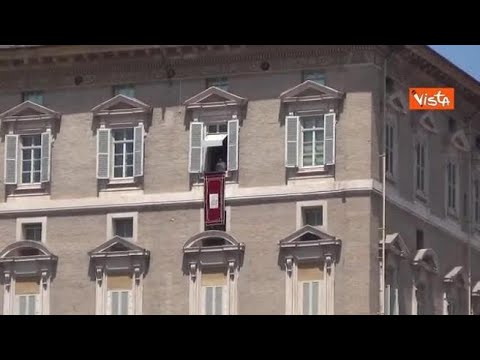 Papa Francesco: “Grazie a chi salva i migranti in mare”