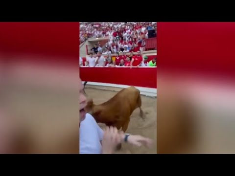 Prova a scattare un selfie alla corrida di Pamplona ma un toro lo incorna