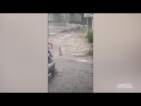 Strade come torrenti in piena: il video dell’alluvione nello Stato di New York costato la vita…