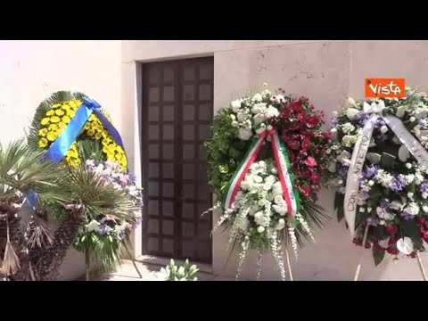 L’uscita del feretro di Forlani dalla Basilica dei Santi Pietro e Paolo