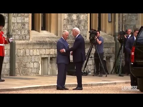 Joe Biden fa visita a re Carlo a Windsor e infrange il protocollo reale: gli tocca un braccio…