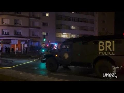 Francia, quarta notte di proteste a Parigi e Nanterre