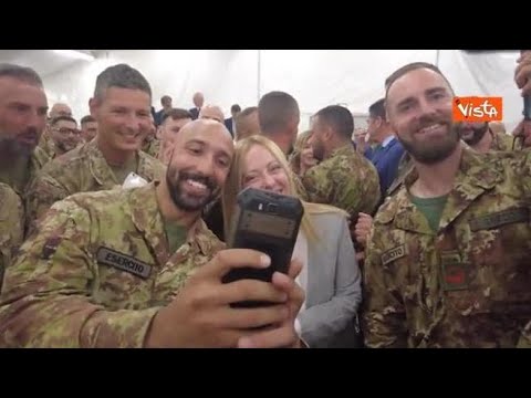 Meloni visita la base di Camp Adazi, in Lettonia. Ecco i selfie con i militari e l’applauso