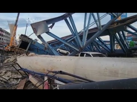 Autostrada sopraelevata crolla su un quartiere affollato a Bangkok