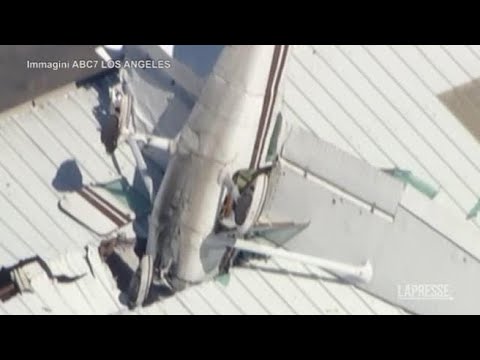 Ultraleggero precipita e si incastra sul tetto di un hangar in California