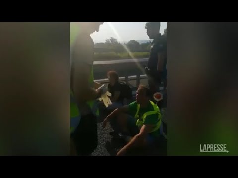 Attivisti di Ultima Generazione bloccano il traffico sulla Torino-Chivasso