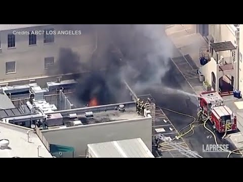 Incendio divampa negli studi della Warner Bros a Hollywood: colonna di fumo visibile a…