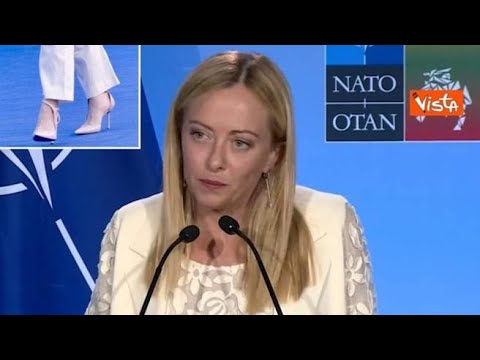 Tacchi alti tutto il giorno, per la premier Meloni la conferenza stampa è un incubo: «Malissimo…