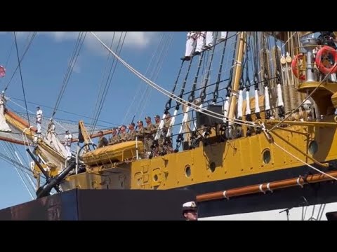 L’equipaggio dell’Amerigo Vespucci sale a bordo del veliero che farà il giro del mondo