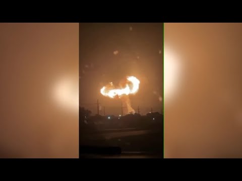 Esplosione in uno stabilimento chimico negli Usa, il video della nube di fuoco che illumina il…