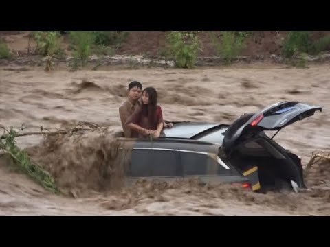 Forti inondazioni in Cina, coppia intrappolata sul tettuccio di un’auto: ecco cosa succede