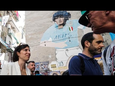 Elly Schlein visita il murale di Maradona ai Quartieri Spagnoli