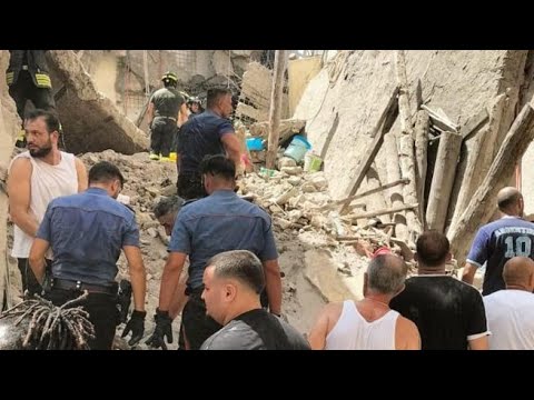 Crolla una palazzo di 3 piani a Torre del Greco: le prime immagini