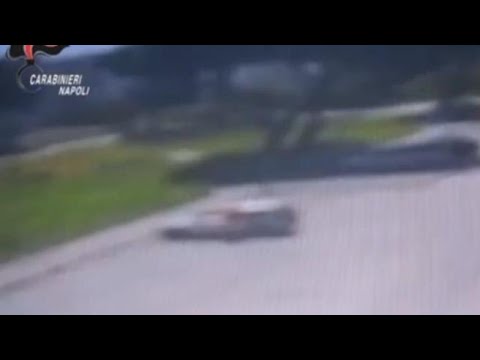 Napoli, brucia l’auto della compagna davanti alla caserma dei carabinieri
