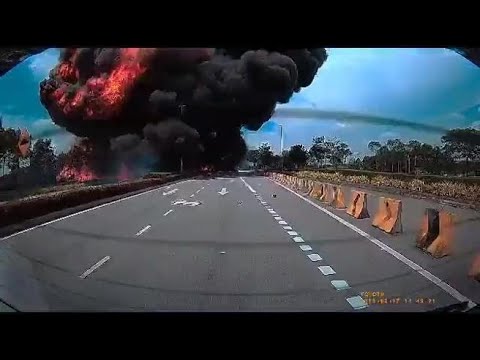Piccolo aereo si schianta vicino a una autostrada in Malesia: almeno 9 morti