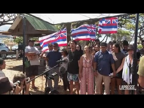 Incendi alle Hawaii, il canto e le lacrime degli abitanti di Maui