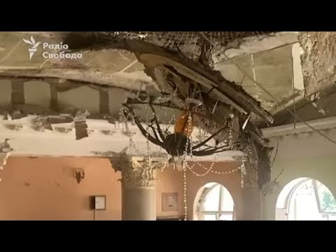 Detriti e macerie: le immagini del foyer del teatro devastato dalle bombe a Chernihiv