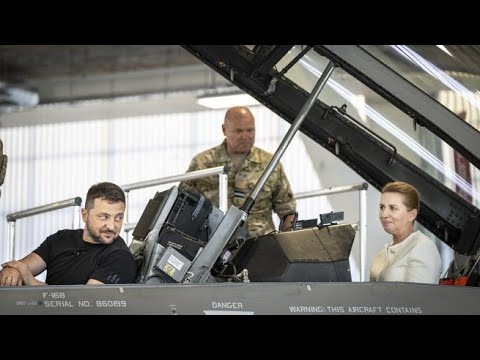 Zelensky e Frederiksen seduti a bordo del caccia F-16