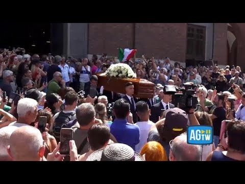 Ai funerali di Toto Cutugno la folla intona «L’italiano»