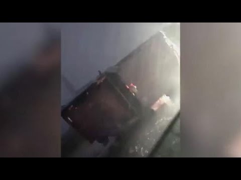 Tornado tocca terra vicino all’autostrada I-96 in Michigan: le auto ribaltate e portate via dal…